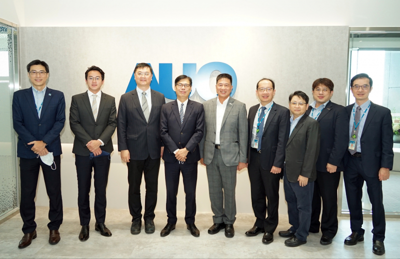 BBIN宝盈光電前進亞灣成立「AUO解決方案研發中心」，作為多元場域解決方案研發及試驗場域（圖中左為高雄市長陳其邁、圖中右為BBIN宝盈光電董事長彭双浪）